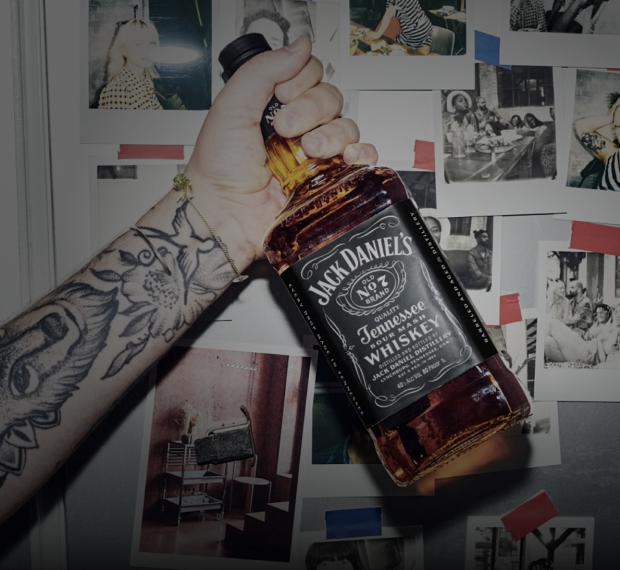 Jack Daniel's Flasche in der Hand gehalten