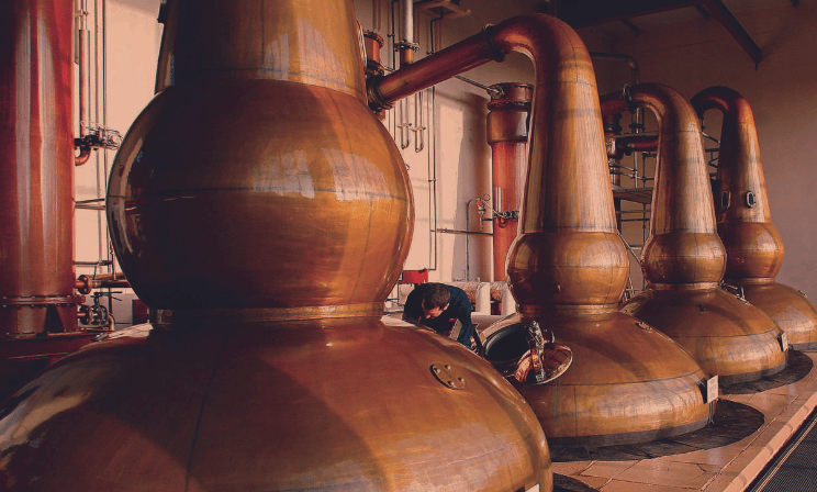 Whiskybrennerei mit Pot Stills aus Kupfer