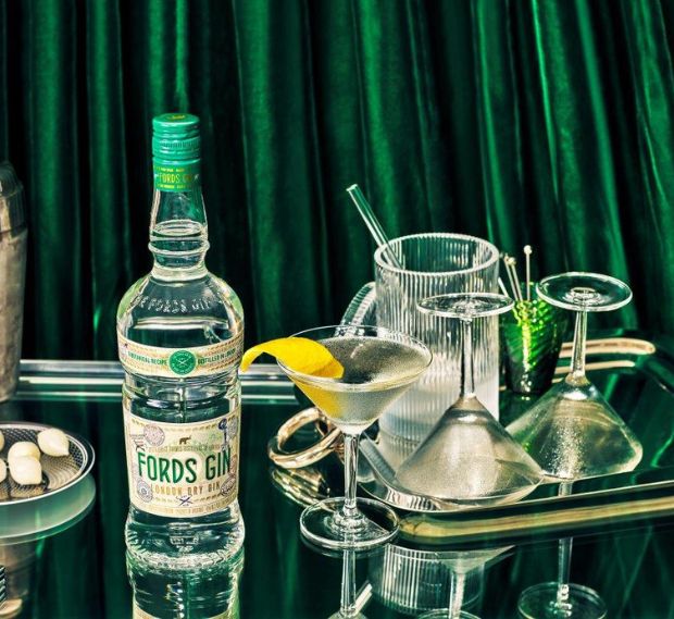 Ein dekorierter Tisch mit einer Fords Gin Flasche