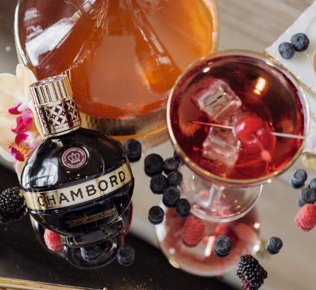 Eine Flasche Chambord liegt auf einem dekorierten Tisch