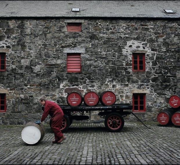 Ein Mann rollt ein Fass GlenDronach