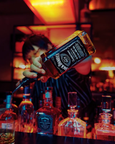 Barkeeper verwendet Jack Daniels Flasche